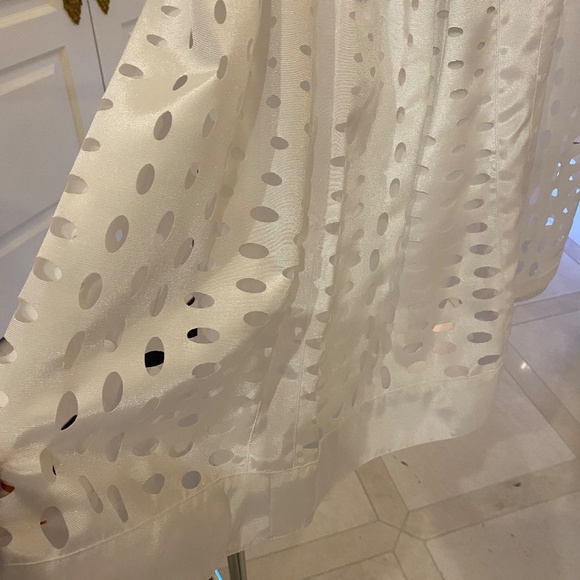 NEW -W By Worth, Size 2, White Laser Cut Bubbles with Sash - NEVER WORN - Picture 5 of 7